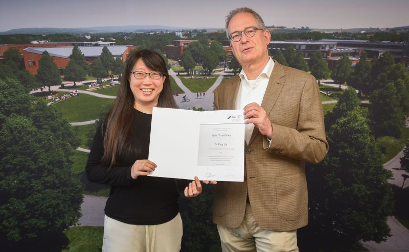 Foto: Dr. Ping Liu und Uni Präsident Leible